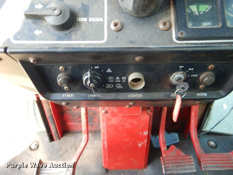 image for item DM4420 1977 International 986  tractor