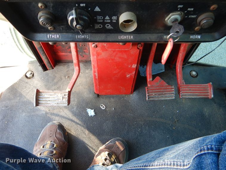 image for item DM4420 1977 International 986  tractor