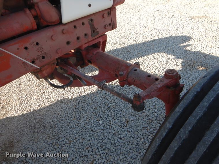 image for item DM4420 1977 International 986  tractor