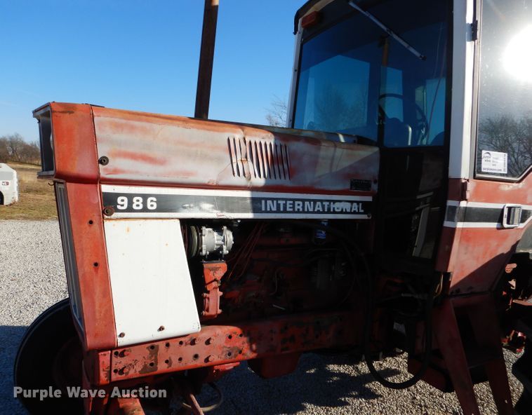 image for item DM4420 1977 International 986  tractor
