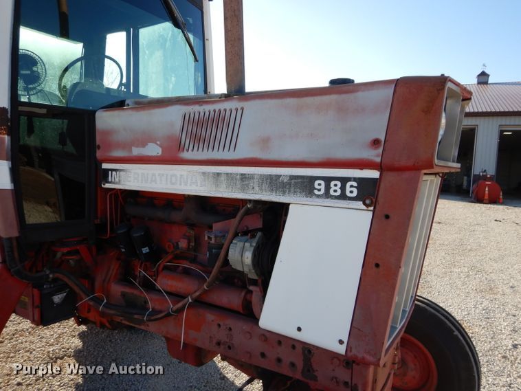 image for item DM4420 1977 International 986  tractor