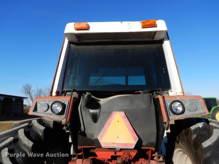 image for item DM4420 1977 International 986  tractor