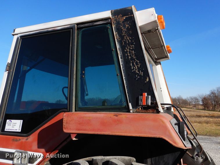 image for item DM4420 1977 International 986  tractor