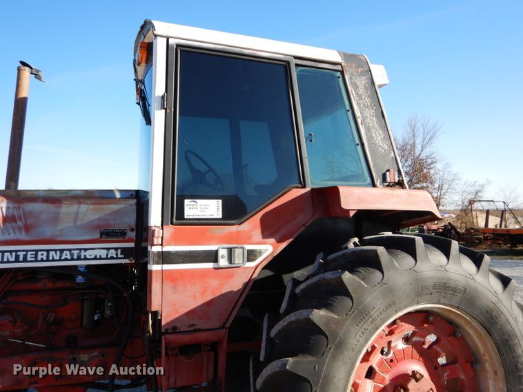 image for item DM4420 1977 International 986  tractor