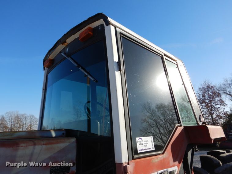 image for item DM4420 1977 International 986  tractor