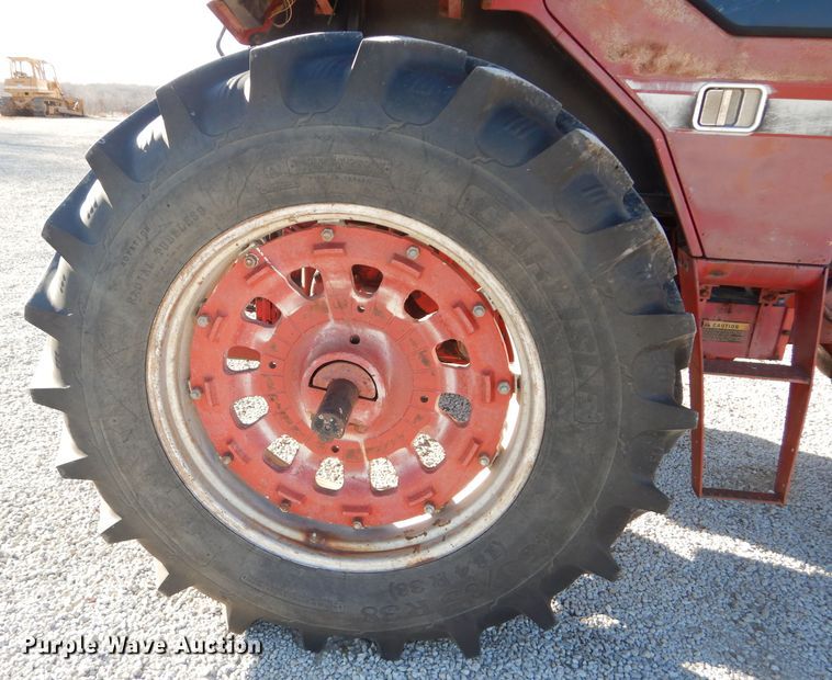 image for item DM4420 1977 International 986  tractor