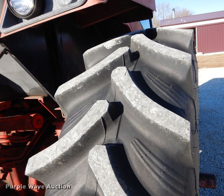 image for item DM4420 1977 International 986  tractor