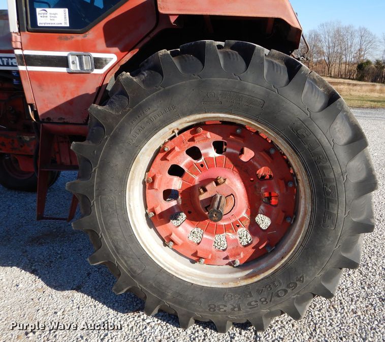 image for item DM4420 1977 International 986  tractor