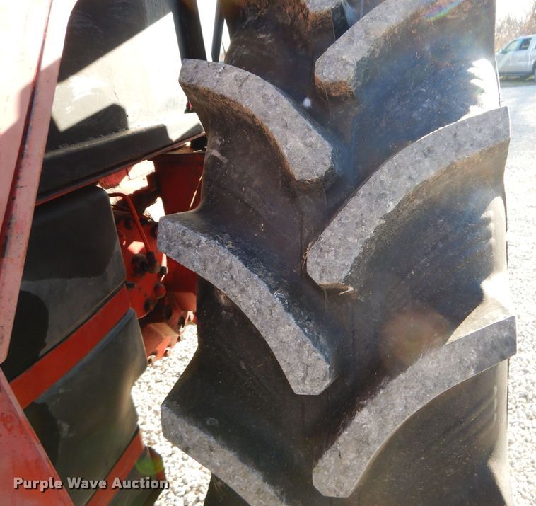 image for item DM4420 1977 International 986  tractor