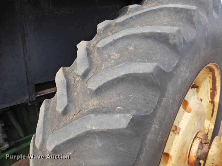 image for item DN0072 1990 John Deere 4555  tractor