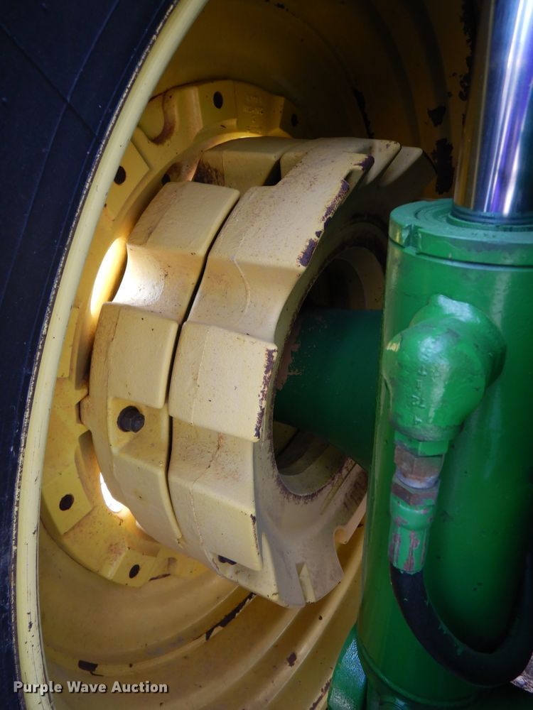 image for item DN2514 1997 John Deere 8100  MFWD tractor