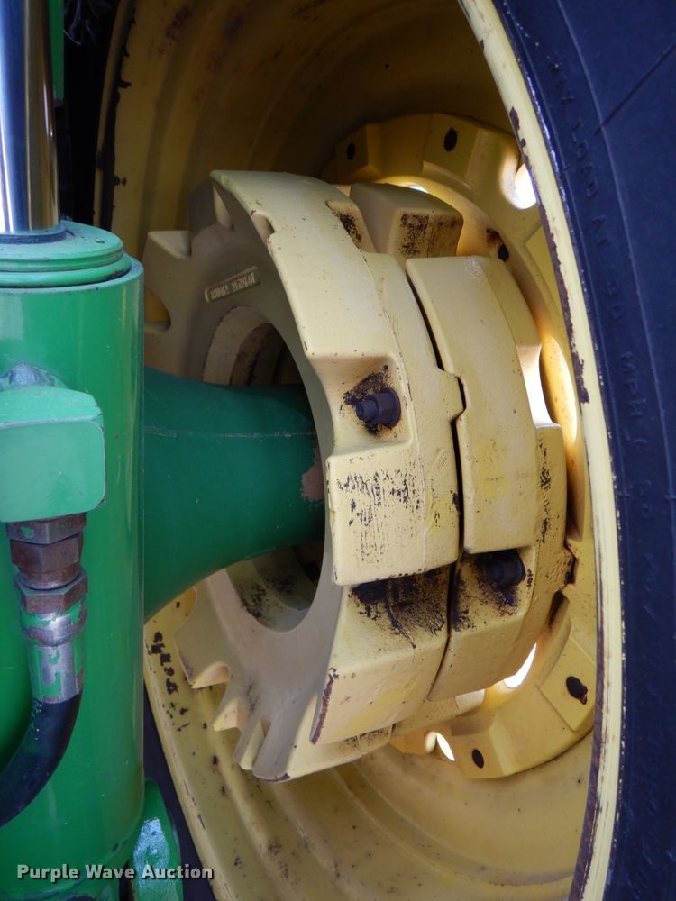 image for item DN2514 1997 John Deere 8100  MFWD tractor