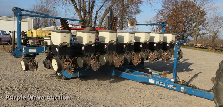 image for item DN7849 Kinze 3500  split row no-till planter