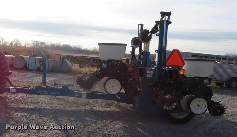 image for item DN7849 Kinze 3500  split row no-till planter