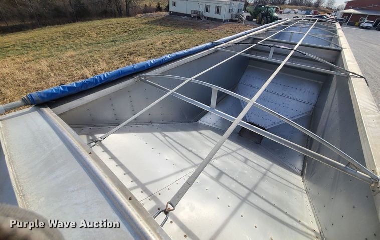 image for item GB9063 2010 Wilson  grain trailer