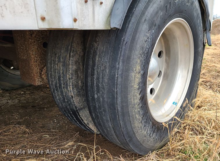 image for item GB9117 1997 Guthrie  livestock trailer