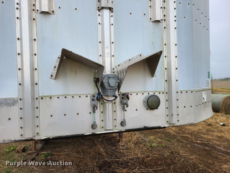 image for item GB9117 1997 Guthrie  livestock trailer