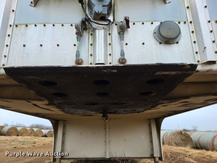 image for item GB9117 1997 Guthrie  livestock trailer