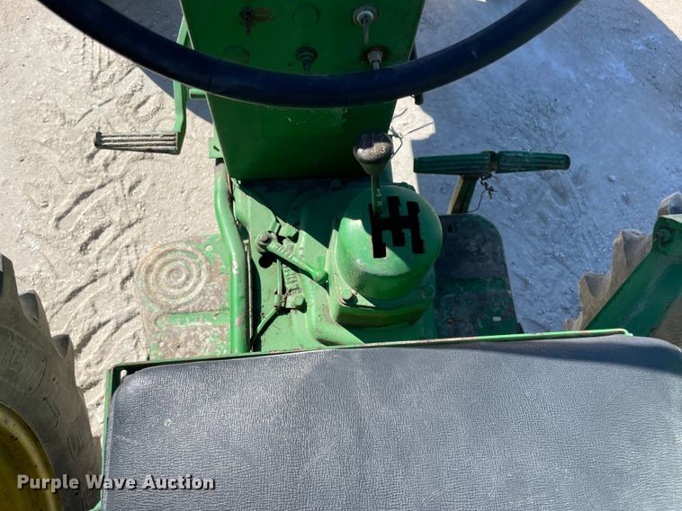 image for item ID9565 1963 John Deere 1010  tractor