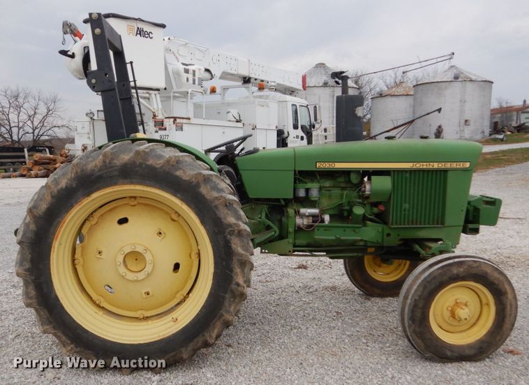 image for item IV9660 John Deere 2030  tractor