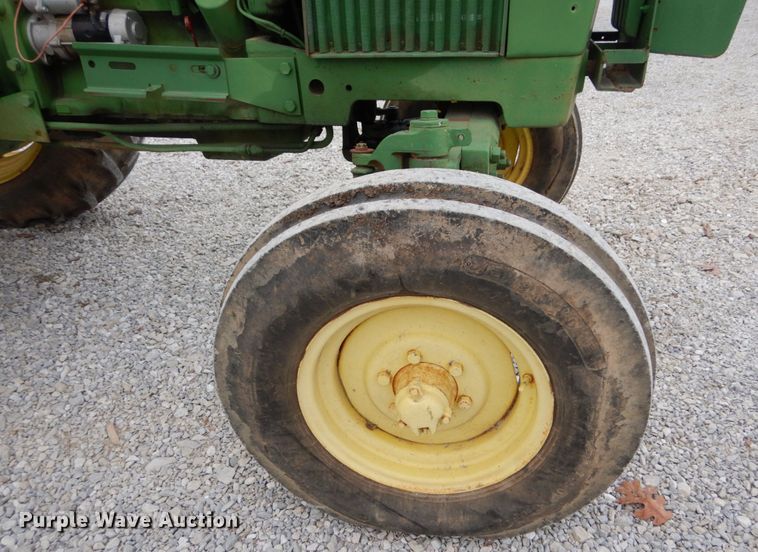 image for item IV9660 John Deere 2030  tractor