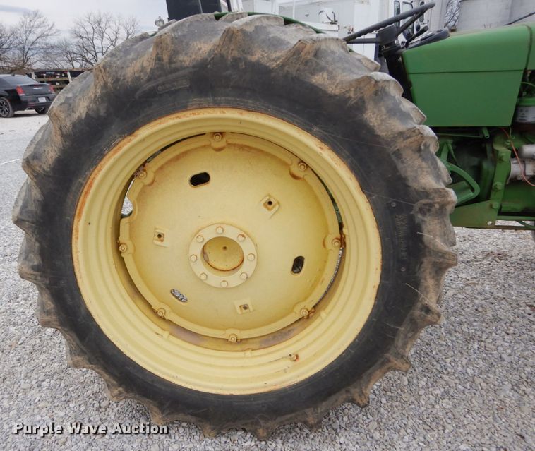 image for item IV9660 John Deere 2030  tractor