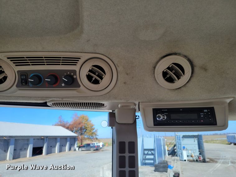 image for item IV9670 2011 John Deere 5101E  MFWD tractor