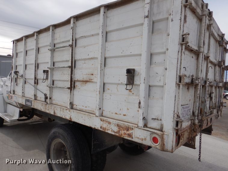 image for item IV9840 1985 Chevrolet C70  grain truck
