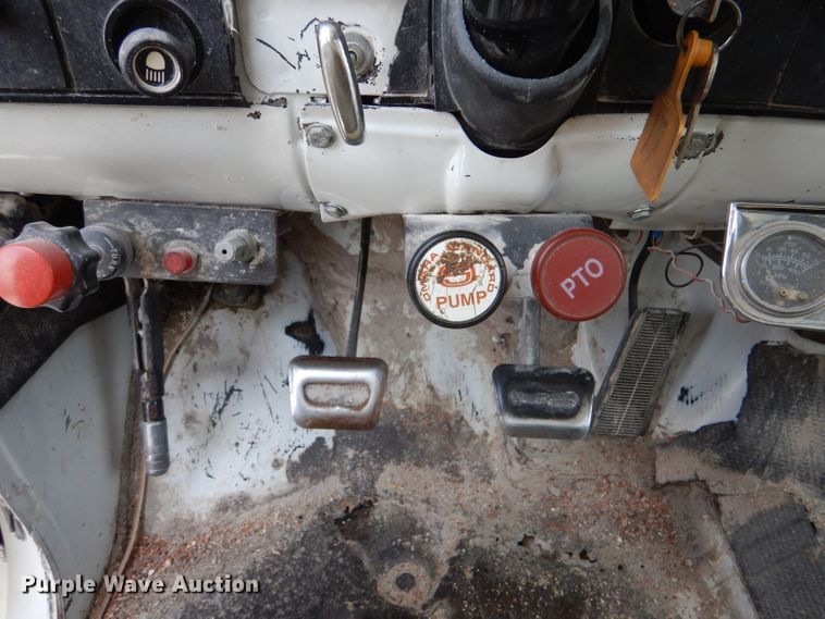 image for item IV9840 1985 Chevrolet C70  grain truck