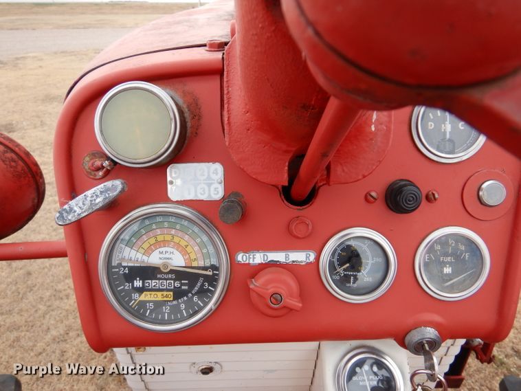 image for item IV9856 1960 Farmall 460  tractor