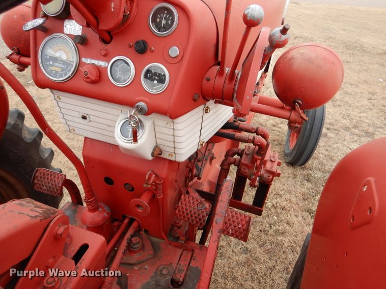 image for item IV9856 1960 Farmall 460  tractor