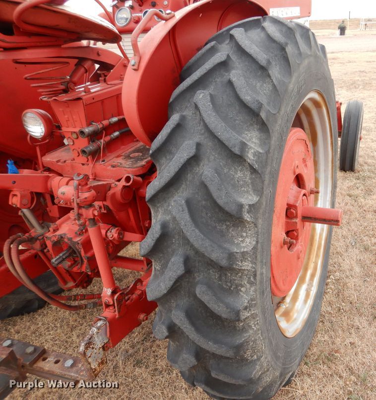 image for item IV9856 1960 Farmall 460  tractor