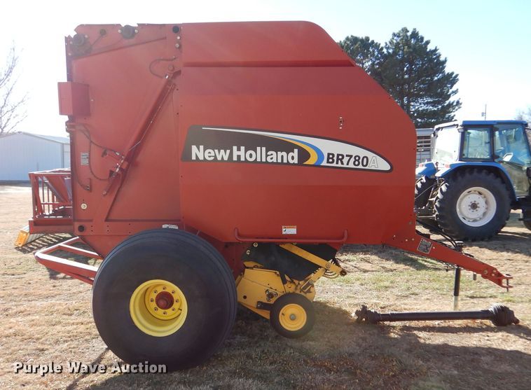 image for item IV9865 2006 New Holland BR780A  round baler
