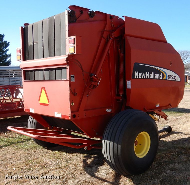 image for item IV9865 2006 New Holland BR780A  round baler