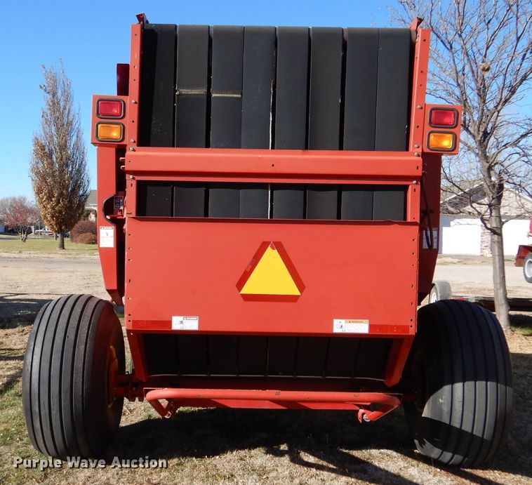 image for item IV9865 2006 New Holland BR780A  round baler