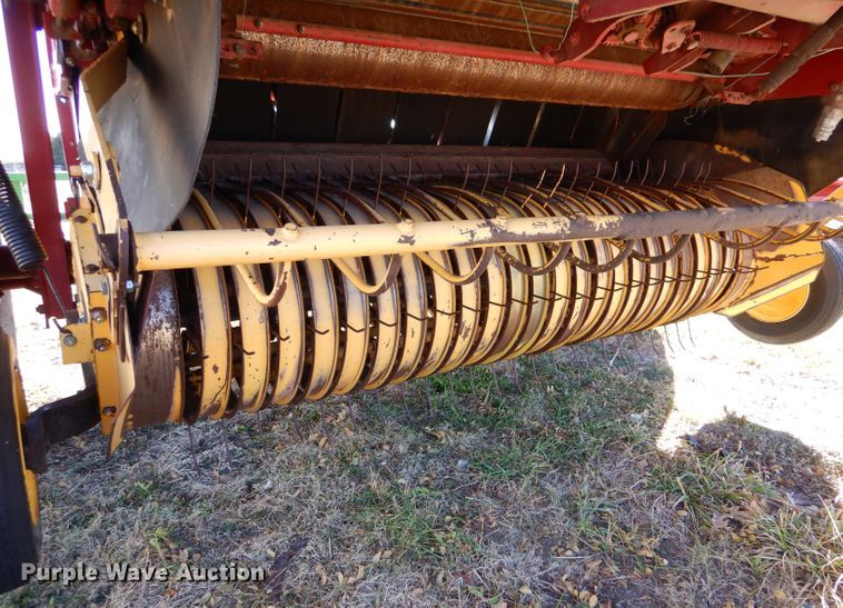 image for item IV9865 2006 New Holland BR780A  round baler