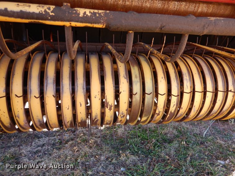 image for item IV9865 2006 New Holland BR780A  round baler