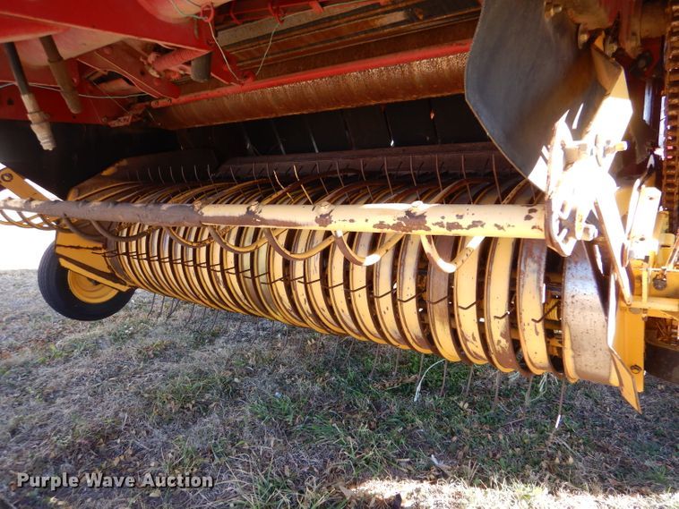 image for item IV9865 2006 New Holland BR780A  round baler