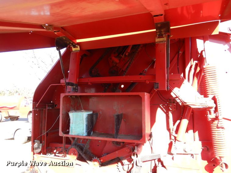image for item IV9865 2006 New Holland BR780A  round baler