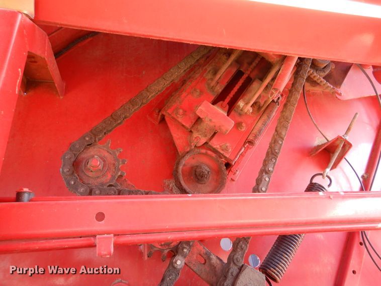 image for item IV9865 2006 New Holland BR780A  round baler