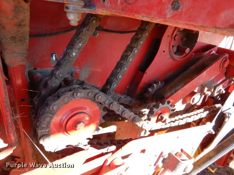 image for item IV9865 2006 New Holland BR780A  round baler