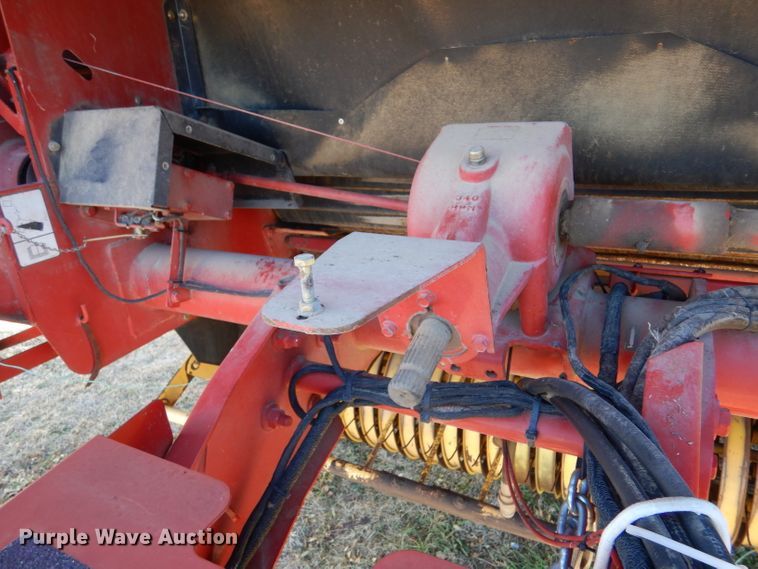 image for item IV9865 2006 New Holland BR780A  round baler