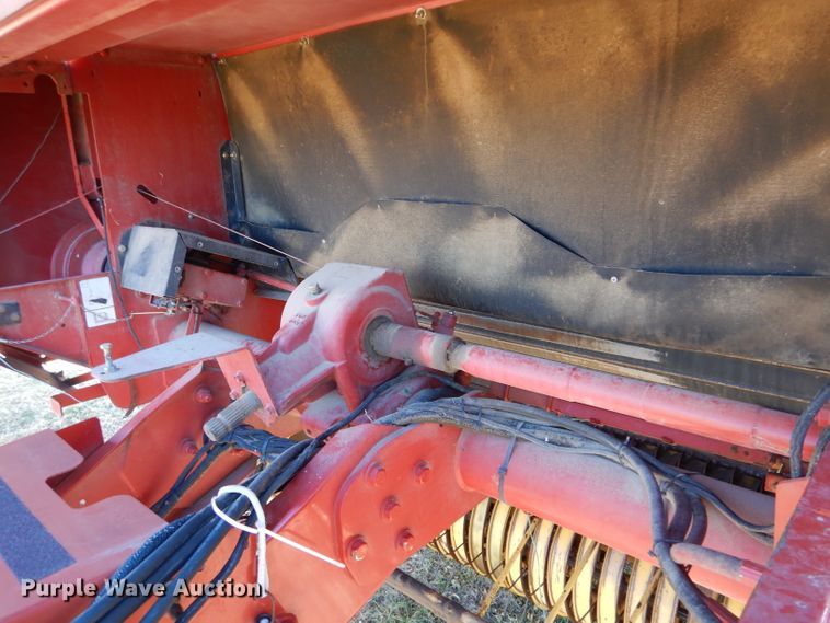 image for item IV9865 2006 New Holland BR780A  round baler