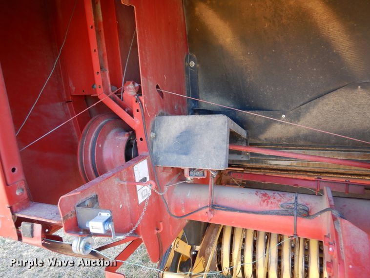 image for item IV9865 2006 New Holland BR780A  round baler