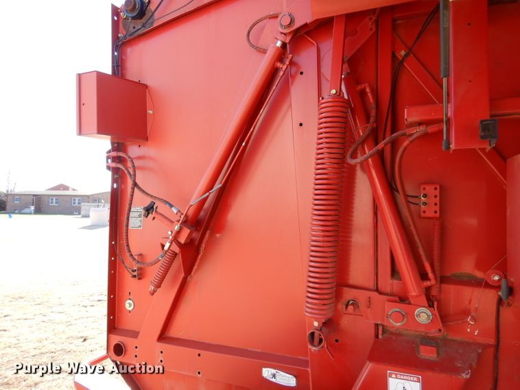 image for item IV9865 2006 New Holland BR780A  round baler