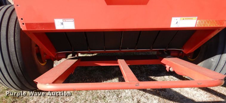 image for item IV9865 2006 New Holland BR780A  round baler