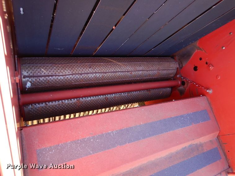 image for item IV9865 2006 New Holland BR780A  round baler