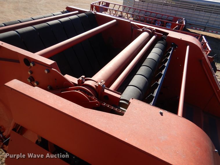 image for item IV9865 2006 New Holland BR780A  round baler