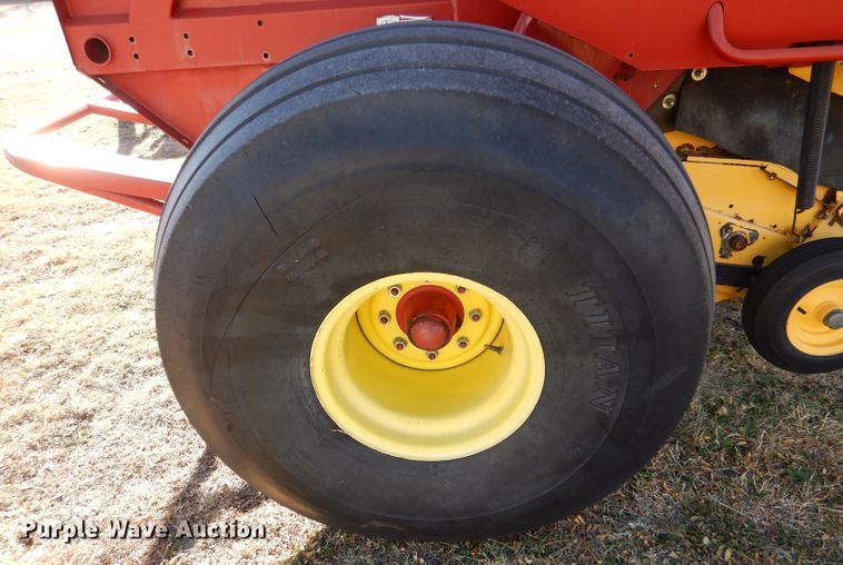 image for item IV9865 2006 New Holland BR780A  round baler