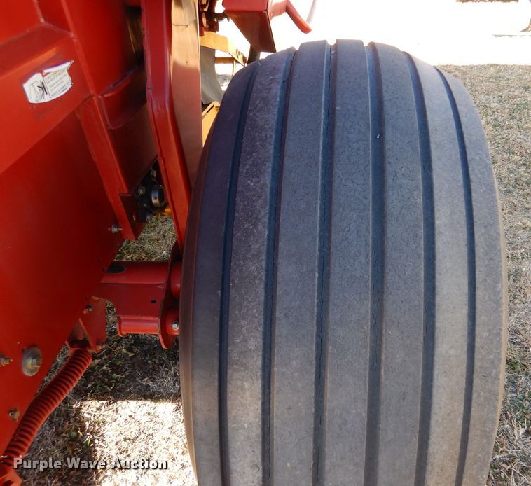 image for item IV9865 2006 New Holland BR780A  round baler